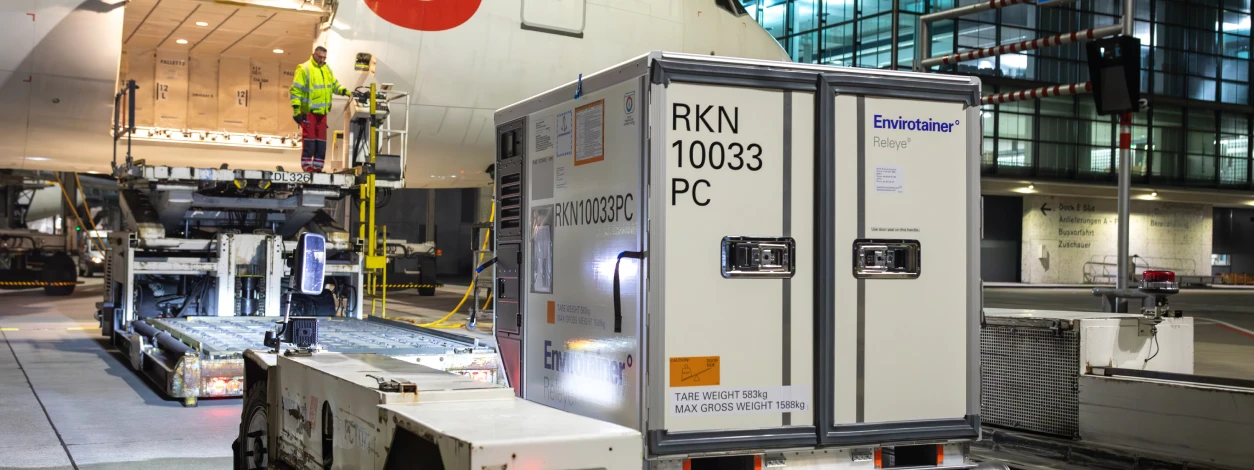 SWISS WorldCargo certified team handling Envirotainer for Celsius Active service