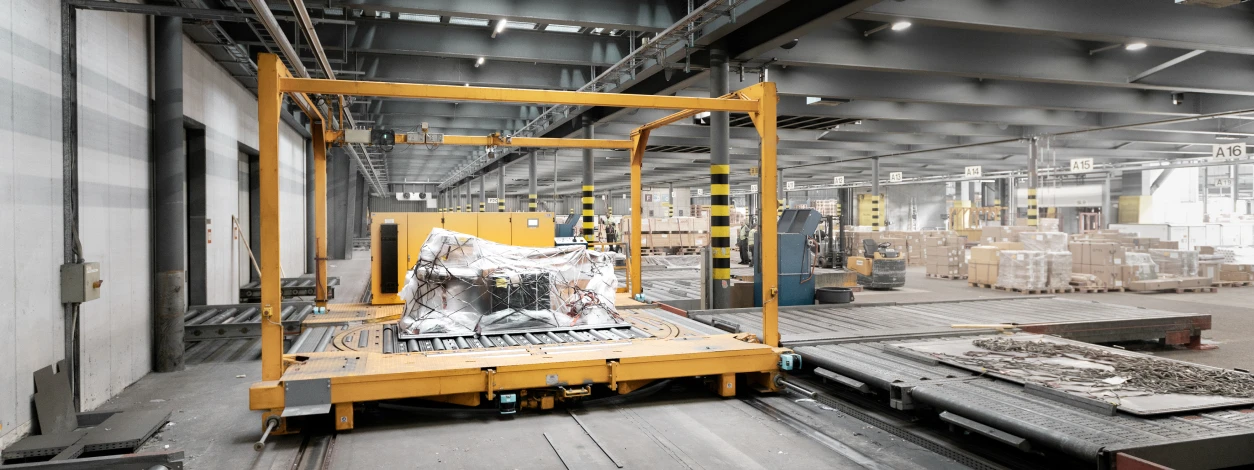 ZRH hub and SWISS WorldCargo in the warehouse handling diverse cargo with secure and efficient processes
